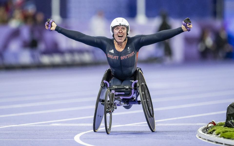 Hannah Cockroft celebrates winning gold