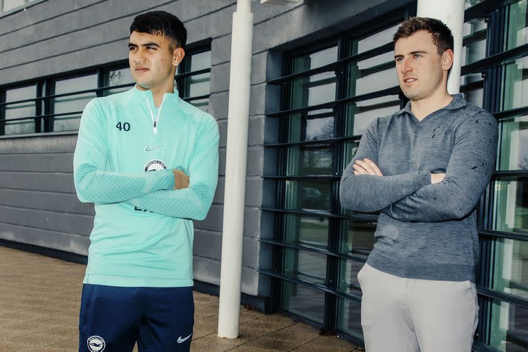 Sam Jewell, derecha, el jefe de contratación del Brighton, junto al jugador del equipo Facundo Buonanotte en el Elite Football Performance Centre de Lancing, Inglaterra