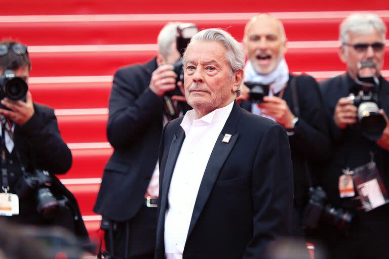 Alain Delon en la alfombra roja del festival de Cannes de 2019, antes de sufrir el grave deterioro de salud que tiene a sus hijos enfrentados