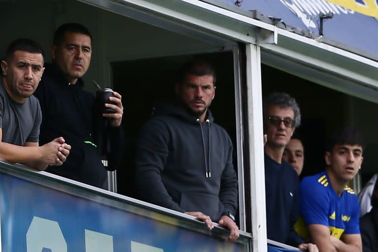 Juan Román Riquelme viendo el superclásico con su hermano Chanchi y Mariano Herrón (DT de la Reserva) en su palco de la Bombonera