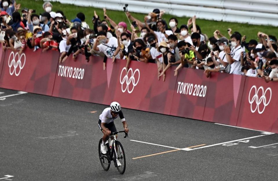 Richard Carapaz crosses the finish line at the Mount Fuji Speedway.