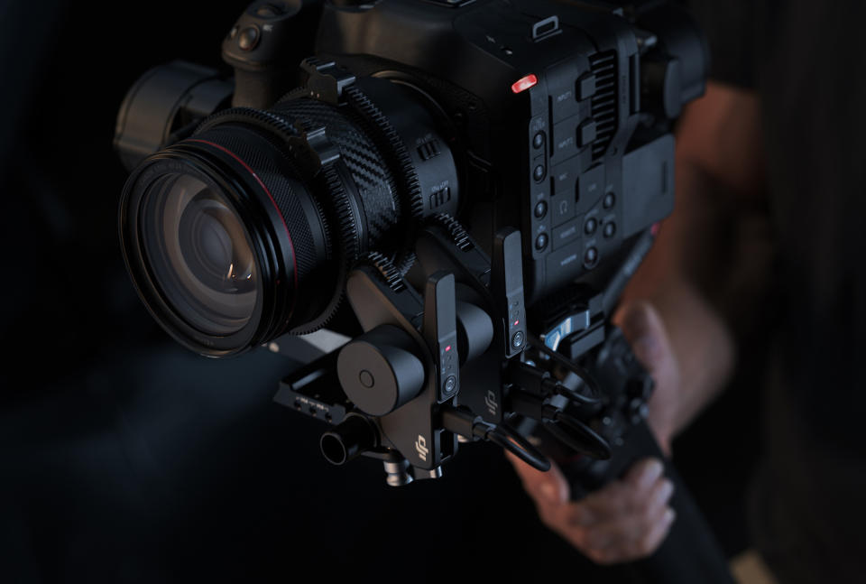 Los cardanes RS4 de DJI facilitan el equilibrio de cámaras y accesorios pesados