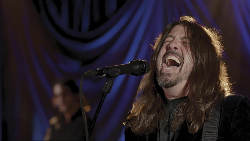 En esta imagen tomada de video Dave Grohl, de los Foo Fighters, durante su presentación en el evento Celebrating America el 20 de enero de 2021, tras la ceremonia de investidura de Joe Biden como 46to presidente de Estados Unidos. Los Foo Fighters lanzarán su álbum “Medicine at Midnight” el 5 de febrero de 2021. (Biden Inaugural Committee via AP)