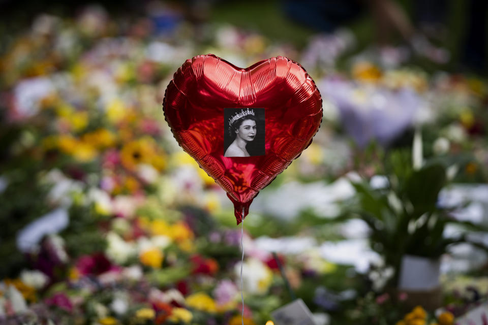 El público escogió el parque adyacente al palacio de Buckingham de Londres para dejar flores de agradecimiento a la reina Isabel II (AP Photo/Emilio Morenatti)
