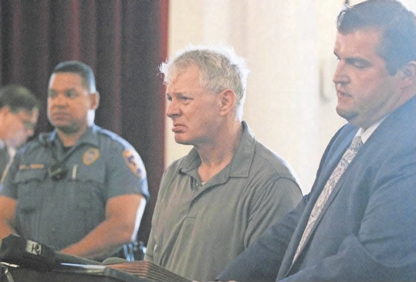Former MLB player Lenny Dykstra, charged with threats against an Uber driver, rejects a plea offer before Union County Superior Court Judge Joseph Donahue. Lawyer Michael Brucki stands next to him.
