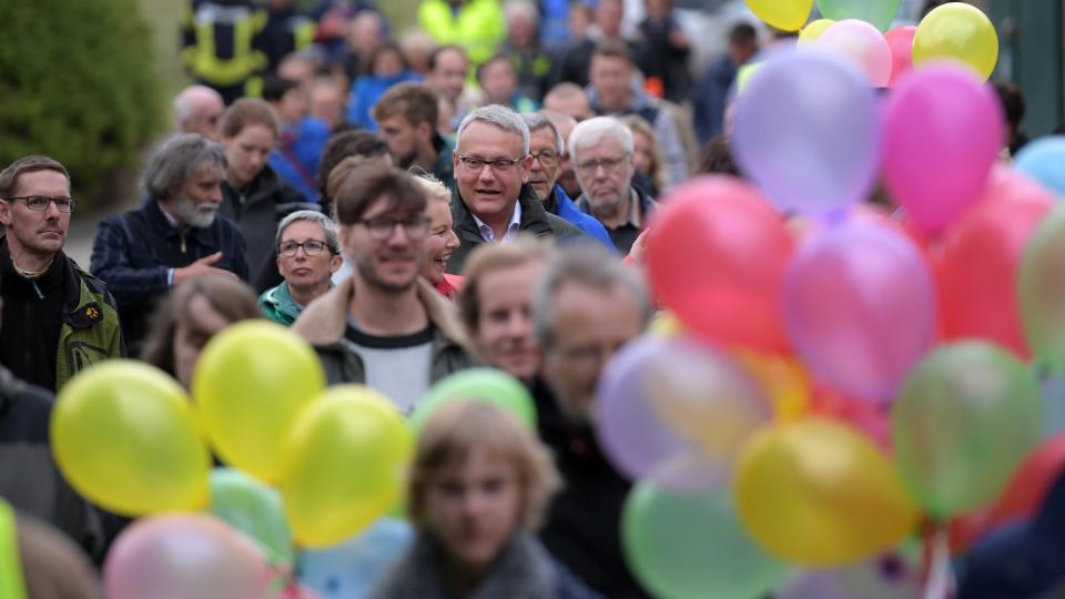 Zu dem Dorffest reisten auch mehrere Abgeordnete von Grünen und Linken sowie der frühere Bürgermeister des 50 Kilometer entfernten Ortes Tröglitz an. Foto: Hendrik Schmidt