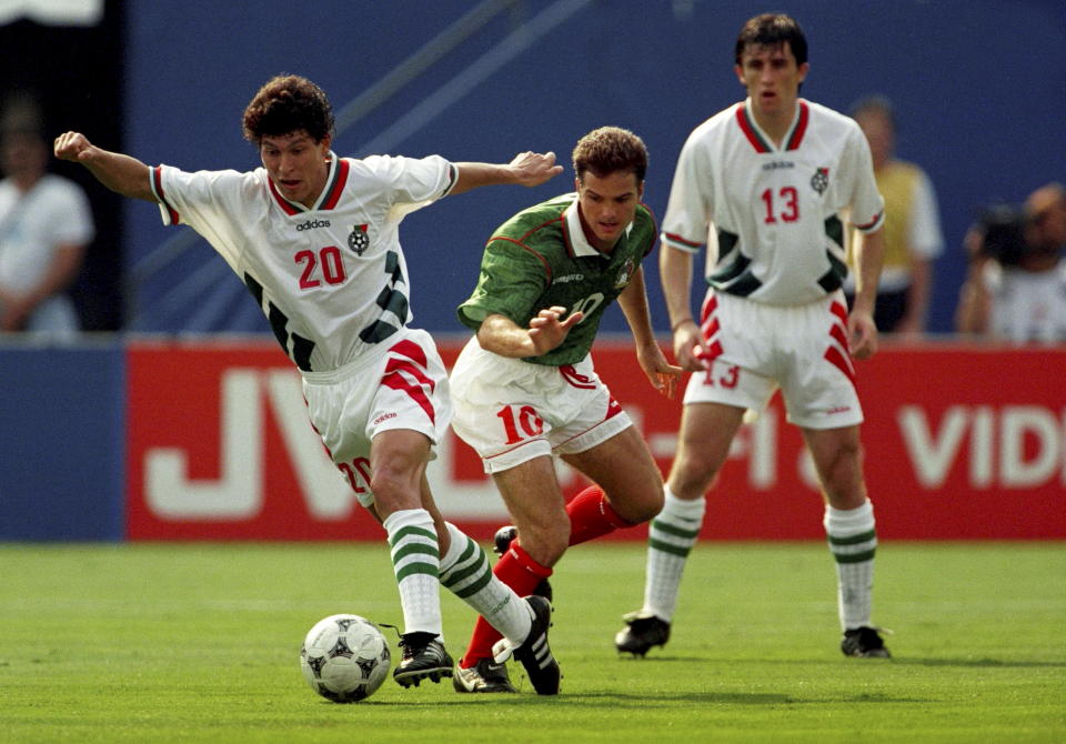 Luis García peleando un balón. El delantero mexicano se fue expulsado en el segundo tiempo. (Action Images)