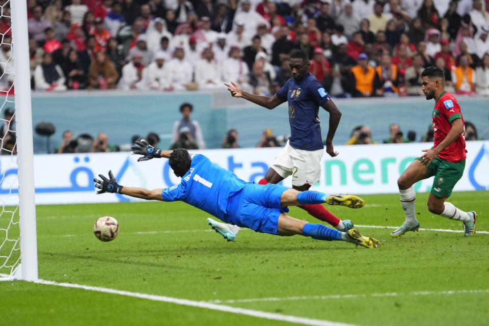 Randal Kolo Muani anota el segundo gol de Francia en la victoria 2-0 ante Marruecos en la semifinal del Mundial, el miércoles 14 de diciembre de 2022, en Jor, Qatar. (AP Foto/Manu Fernández)