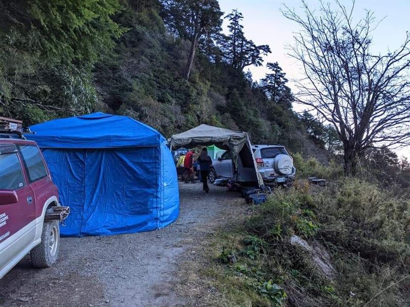 郡大登山口竟有9輛車霸占紮營野炊烤地瓜，擋住接駁車。（圖／網友提供）