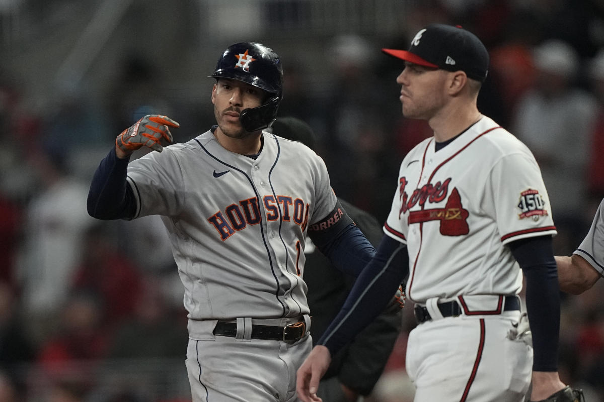 Carlos Correa played with Yuli Gurriel's hair in the dugout after