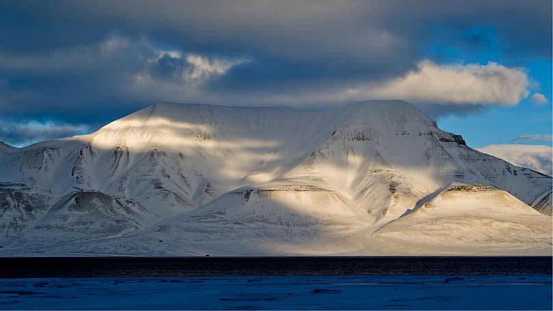 Vista de montaña en el archipiélago de Svalbard, en la región ártica de Noruega, donde está prohibido el fuel pesado.