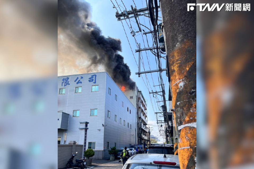 桃園市八德區榮興路一棟電子工廠，今天中午傳出火警。（圖／翻攝畫面）