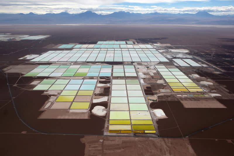 FOTO DE ARCHIVO. Vista aérea de piscinas de salmuera y áreas de procesamiento de una mina de litio de Soquimich (SQM) en el salar de Atacama, en el desierto de Atacama, en el norte de Chile