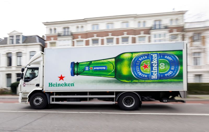 Foto de archivo: Una botella con el logo de la cerveza Heineken se ve en un camión de reparto en Nijmegen, Países Bajos