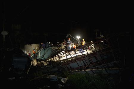 Emergency workers search for survivors after a building collapsed in Tongaat, north of Durban, November 19, 2013. REUTERS/Rogan Ward