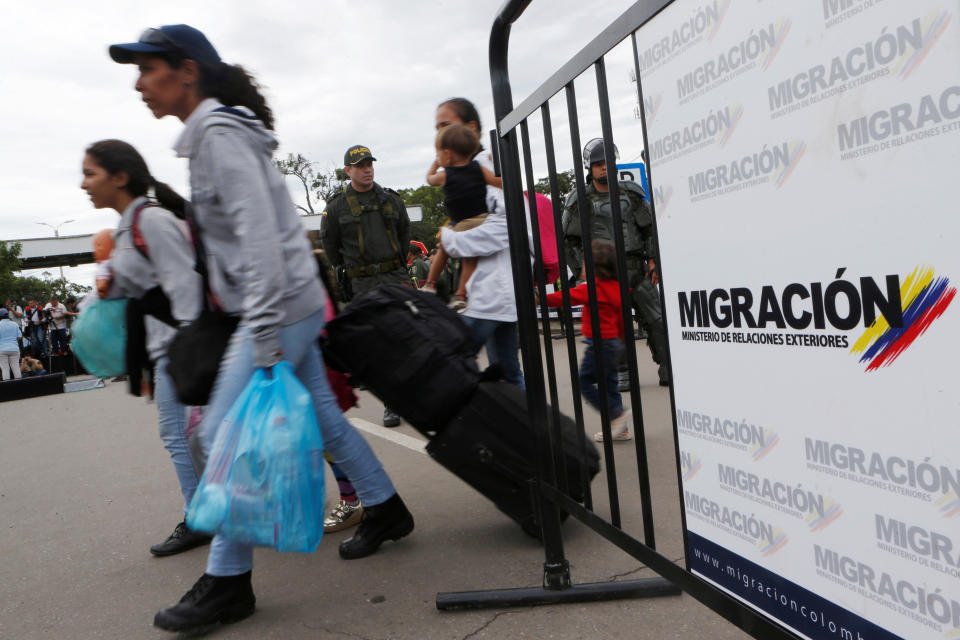 <p>Venezuelan migrants carry their luggage to cross from Venezuela to Colombia via the Simon Bolivar international bridge in Cucuta, Colombia, Aug. 8, 2018. (Photo: Luisa Gonzalez/Reuters) </p>