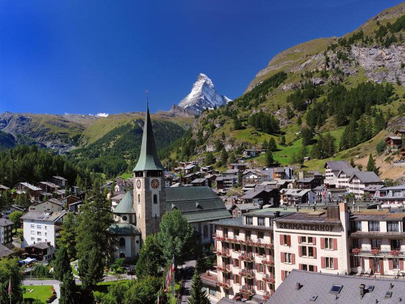 Zermatt ist ein beliebter Urlaubsort in der Schweiz - sein Wahrzeichen, das Matterhorn, hat ihn weltweit bekannt gemacht. Foto: Zermatt Tourismus/Leander Wenger