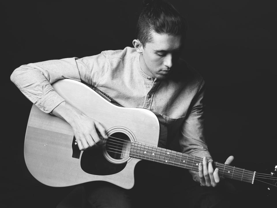 <p>Kandidat: Ryan O’Shaughnessy, Song: “Together”. Mehr als 300 Konkurrenten ließ der Ire Ryan O’Shaughnessy beim ESC-Vorentscheid hinter sich. Auf der grünen Insel ist der 25-Jährige kein Unbekannter. Im zarten Alter von acht Jahren spielte er bereits in der Soap “Fair City” mit. Seiner Leidenschaft für die Musik geht er auf einer renommierten Bühnenschule in Dublin nach. Beim ESC in Lissabon möchte er nun seine Familienehre retten: Sein Onkel Gary O’Shaughnessy vertrat 2001 Irland, landete aber nur auf Platz 21. (Bild-Copyright: Presse/Eurovision.tv) </p>