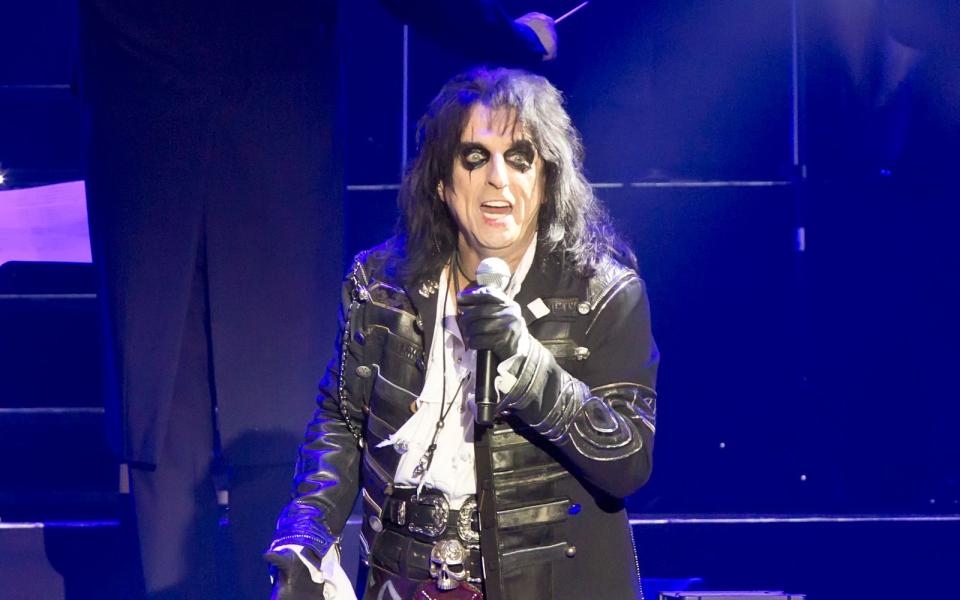 Er wuchs als Sohn eines Predigers auf und wurde weltberühmt als Vorzeige-Schockrocker mit blutigen Grusel-Shows: Alice Cooper hat eindrucksvoll gezeigt, wie man mit Rock'n'Roll gegen seine Eltern rebelliert. Und nicht nur Alice Cooper ist der Spross eines Geistlichen. Weitere prominente Pfarrerssöhne und -töchter zeigt die Galerie. (Bild: 2020 Frank Hoensch/Getty Images)