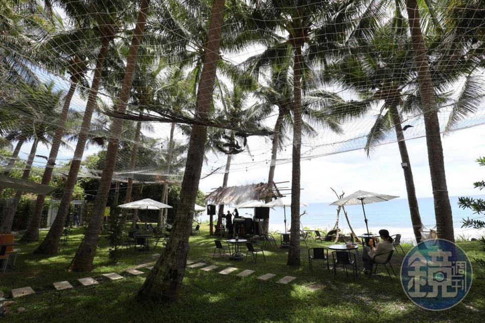 「拉法鋼琴咖啡屋」的戶外空間可以看海、用餐，也能聆聽現場演奏。