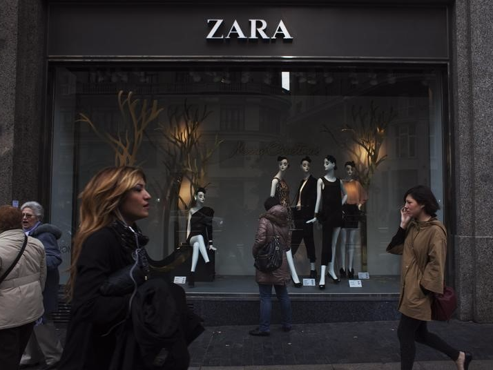 People walk by one of Zara's stores in central Madrid December 14, 2011.  REUTERS/Susana Vera 