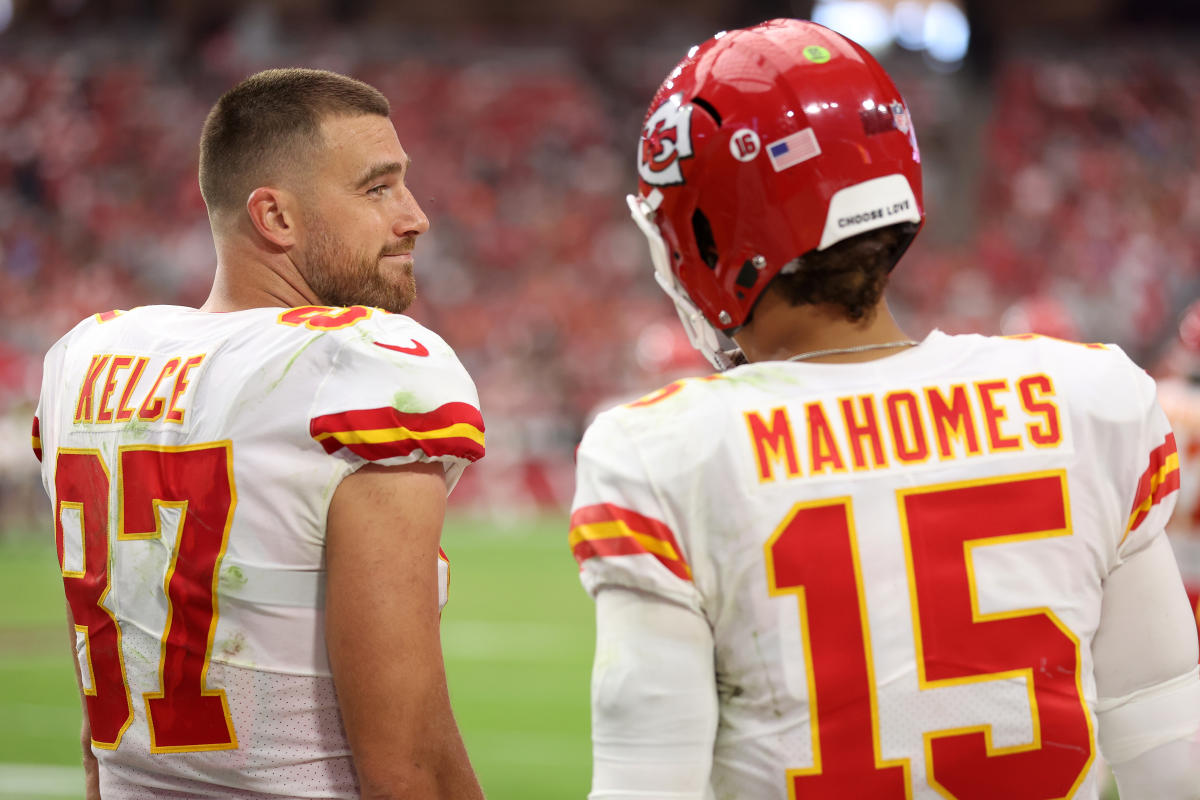 Patrick Mahomes gives Trevon Diggs' son a Chiefs jersey for