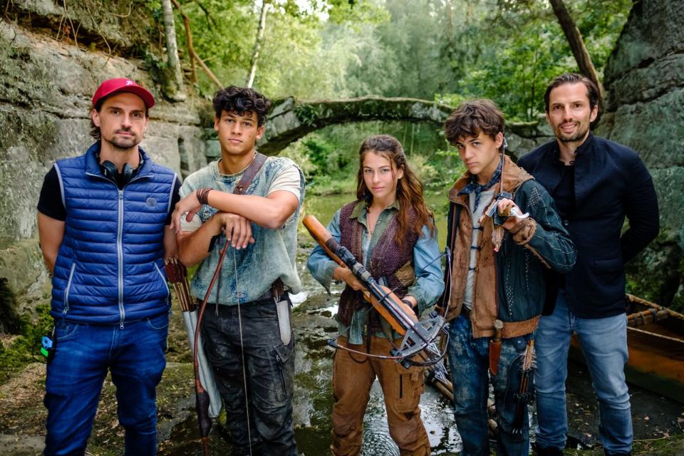 Deutsches SciFi-Serienprodukt "Tribes of Europa" bei Netflix: Showrunner Philip Koch mit seinen drei jungen Hauptdarstellern Emilio Sakraya, Henriette Confurius und David Ali Rashed sowie seinem Produzenten Quirin Berg. (Bild: Netflix / Gordon A. Timpen)