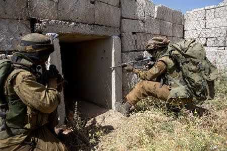 Israeli soldiers from the 605 Combat Engineering Corps battalion take part in a training session on the Israeli side of the border between Syria and the Israeli-occupied Golan Heights June 1, 2016.REUTERS/Baz Ratner/Files