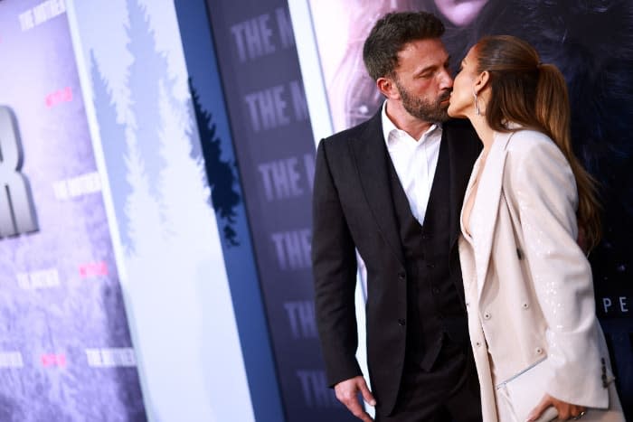 Jennifer López y Ben Affleck besándose en un estreno