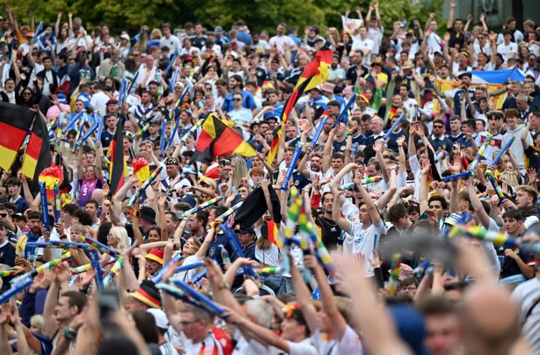 In München hat die Fußball-Europameisterschaft begonnen. Nach einer farbenfrohen Zeremonie startete das Länderspiel Deutschland gegen Schottland. Mit 67.000 Zuschauern war die Münchner Arena ausverkauft. (LUKAS BARTH)