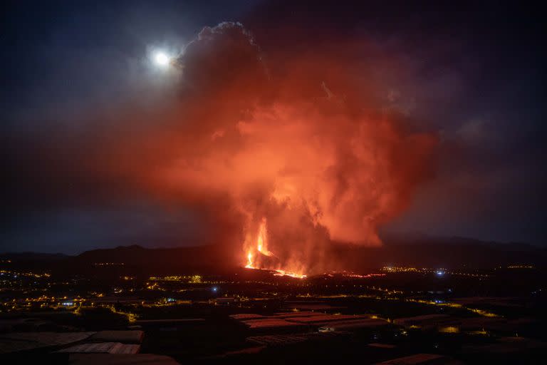 España, La Palma: La lava fluye del volcán de La Palma, que se activó hace casi una semana por primera vez en 50 años