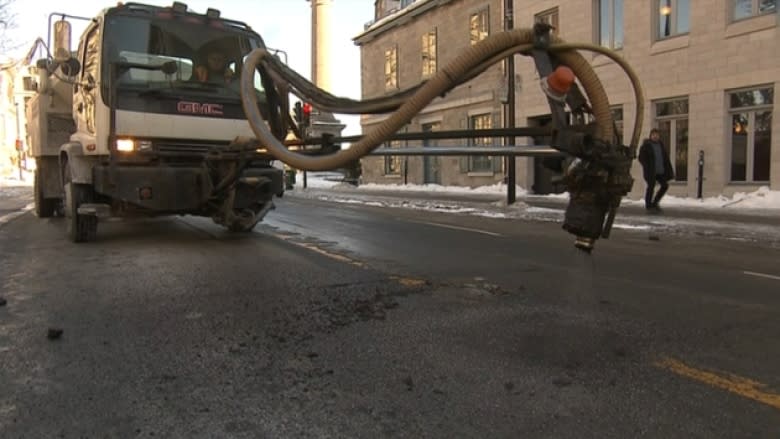 Montreal to penalize contractors who don't move fast on pothole repairs