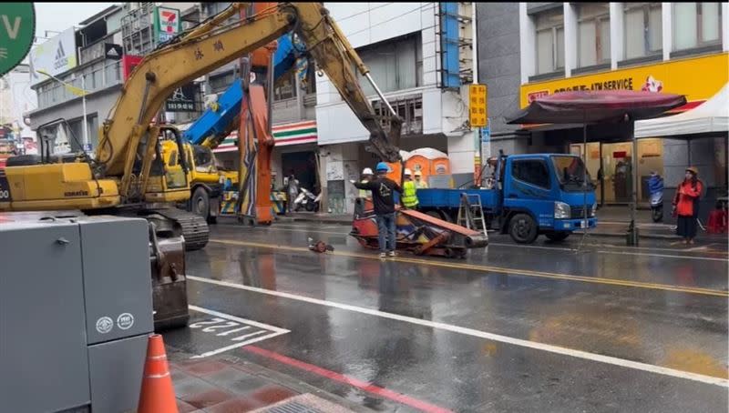 此處路窄、腹地小，導致施工困難。（圖／翻攝畫面）