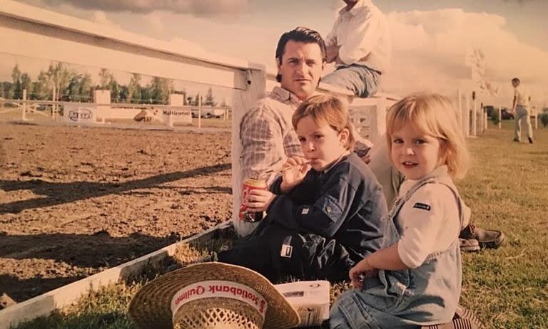 Darío Martínez Corti junto a sus hijos