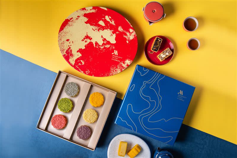 台北萬豪酒店推出兩款中秋限定月餅禮盒。（圖／業者提供）