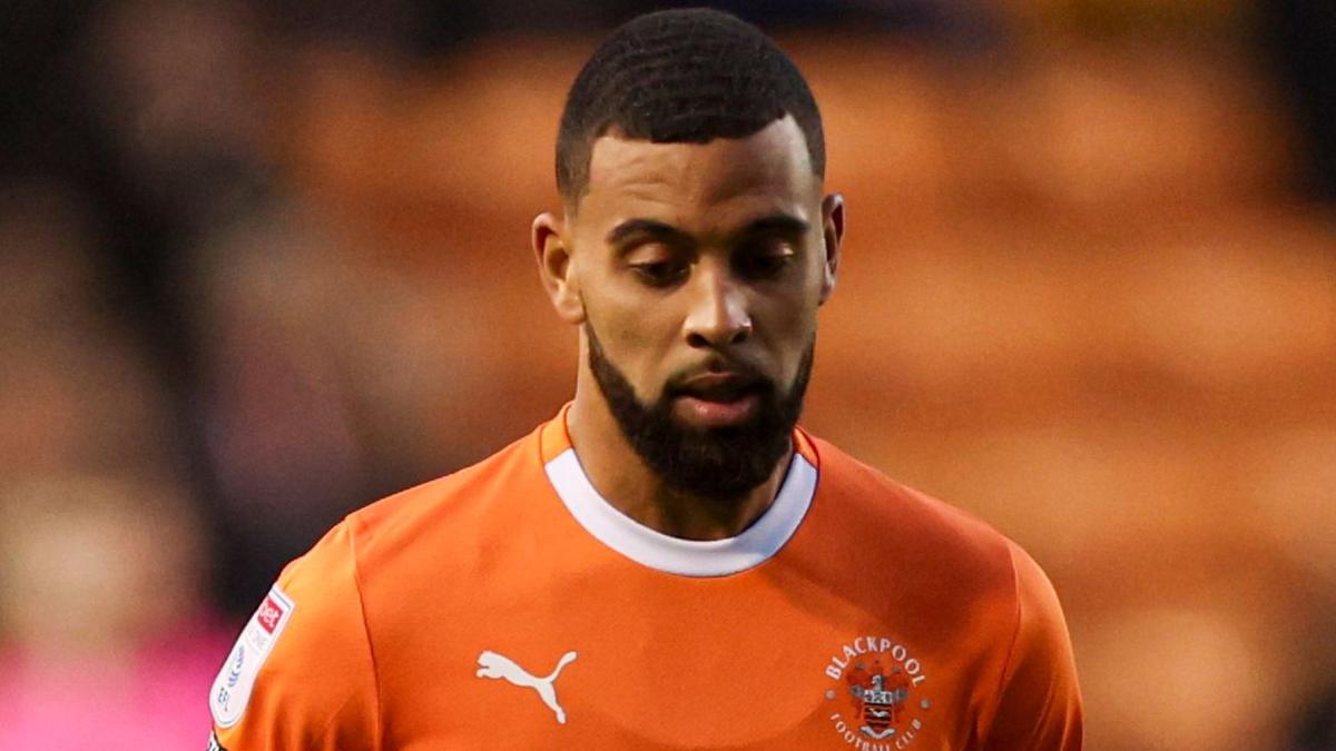 Blackpool-Flügelspieler CJ Hamilton verlängert seinen Vertrag bis 2026