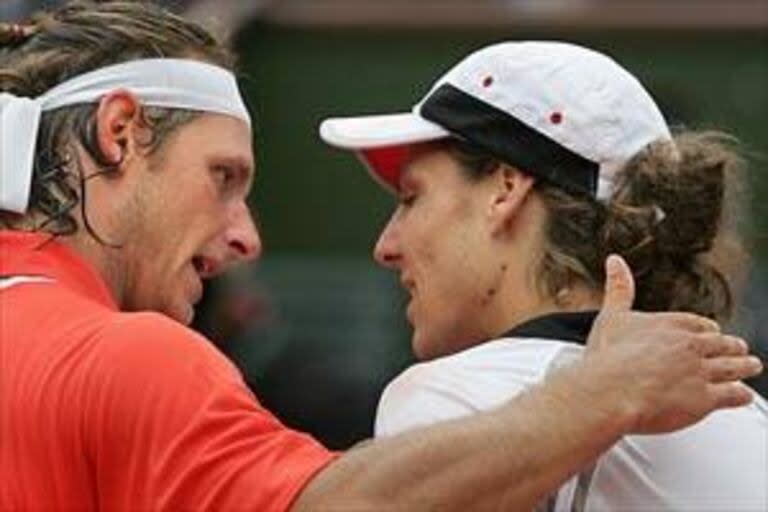 Nalbandian saludando a su vencedor en las semifinales de Roland Garros 2004: Gaudio, con un llanto incontenible