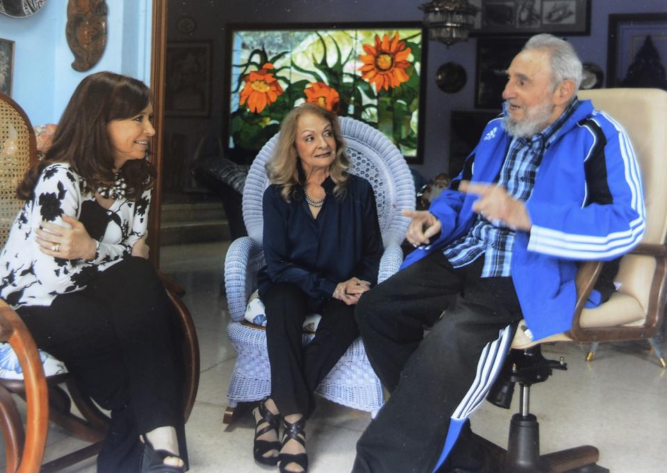 Argentine President Cristina Fernandez de Kirchner meets Cuba's former president Fidel Castro and his wife Dalia Soto del Valle in Havana