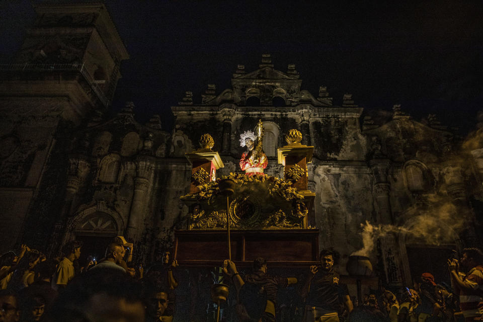 Fieles participan en la procesión del Jesús del Gran Poder, en la iglesia de La Merced en Granada, Nicaragua, el martes 4 de abril de 2023. La Semana Santa conmemora la última semana de vida terrenal de Jesús, que culmina con su crucifixión en Viernes Santo y su resurrección el Domingo de Pascua. Los fieles católicos celebraron el viernes 7 de abril de 2023 dentro de los templos o en sus patios la procesión de Vía Crucis tras la prohibición del gobierno de Daniel Ortega, a través de la policía, de hacer procesiones en la calle o masivas. (AP Foto/Inti Ocon)