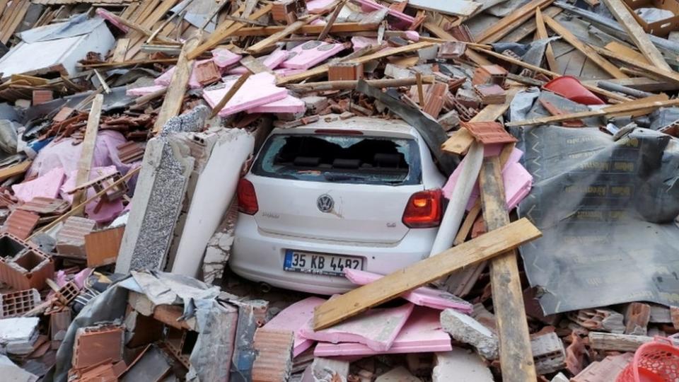 Decenas de edificios colapsaron en la ciudad de Esmirna.