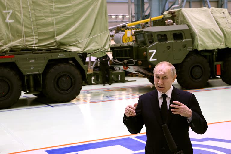 Vladimir Putin le habla a los trabajadores en una fábrica estatal de tanques, en San Petersburgo