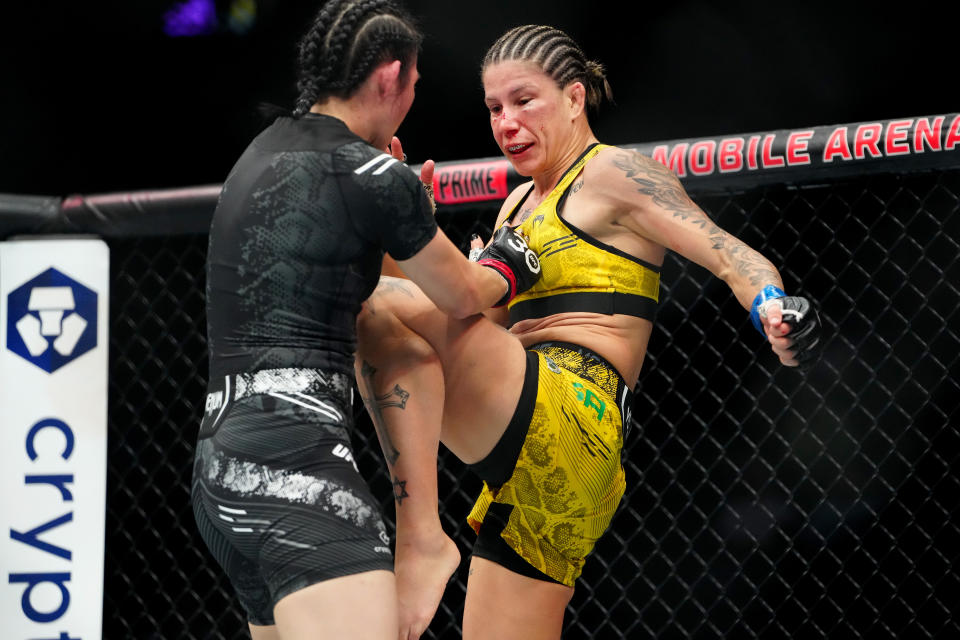 16 de diciembre de 2023;  Las Vegas, Nevada, Estados Unidos;  Irene Aldana (guantes rojos) lucha contra Carol Rosa (guantes azules) durante UFC 296 en T-Mobile Arena.  Crédito obligatorio: Stephen R.  Silvani-USA TODAY Deportes