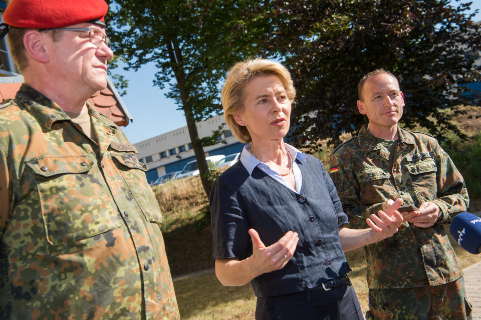 Ursula von der Leyen spricht während ihres Besuchs beim Logistikkommando der Bundeswehr mit Journalisten (Bild: dpa)