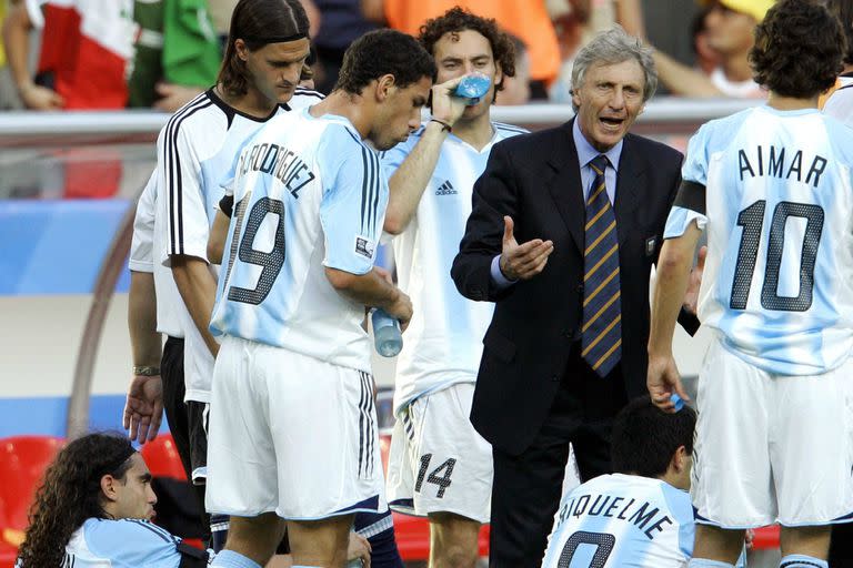 Pekerman aconseja a Aimar, Gabriel Milito, Maxi Rodríguez, Leo Franco, Sorin y Riquelme. Todos pasaron por sus selecciones juveniles