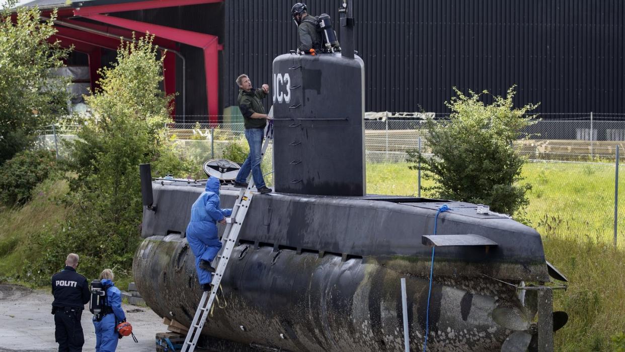 Beamte der Spurensicherung untersuchen das U-Boot «Nautilus» des dänischen Ingenieurs Peter Madsen. Foto: Jacob Ehrbahn/Ritzau Foto/Archiv