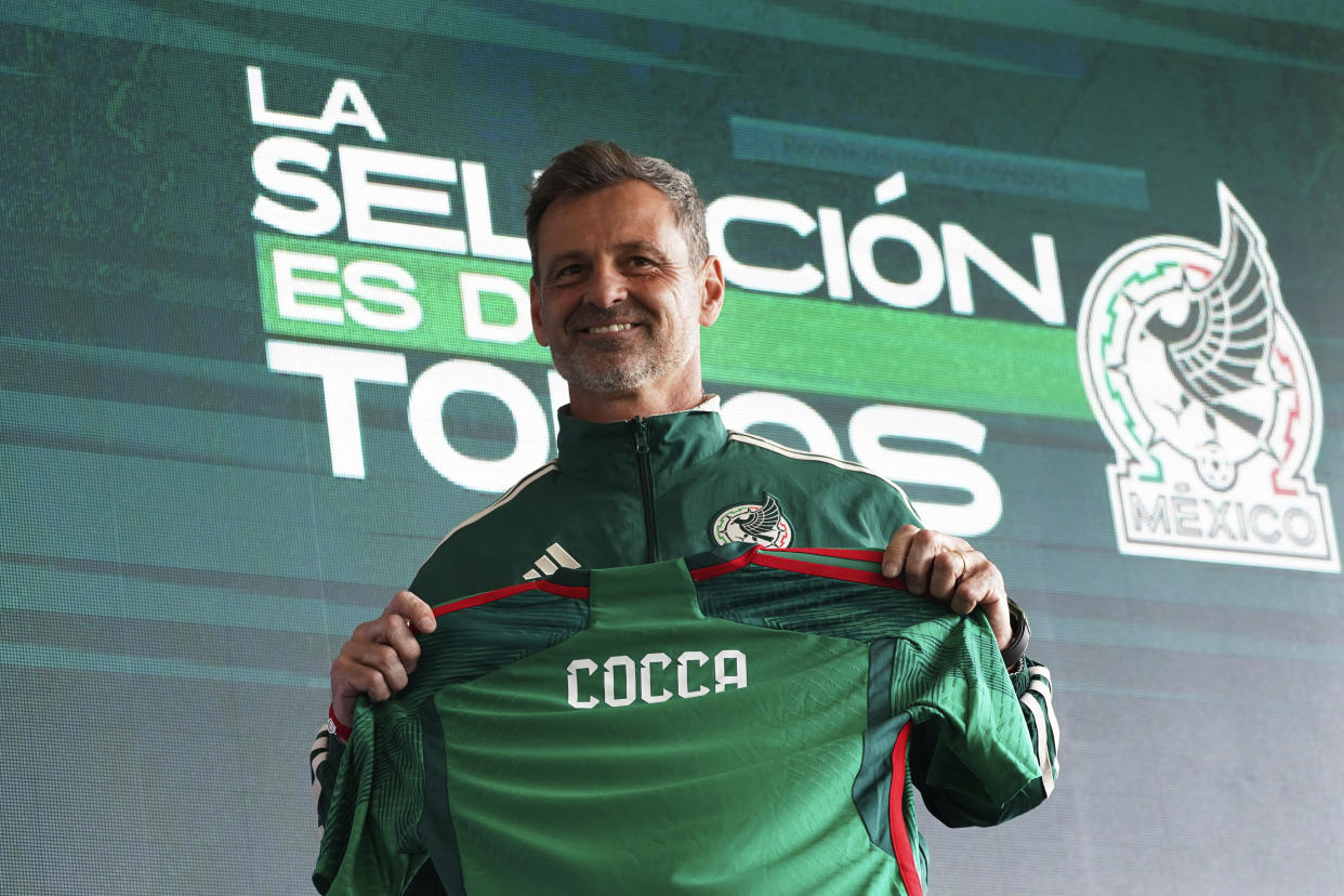 El argentino Diego Cocca sonríe durante la conferencia en que se le presentó como nuevo entrenador de México, el viernes 10 de febrero de 2023 (AP Foto/Marco Ugarte)