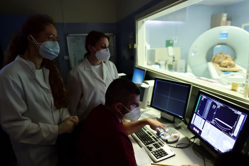 Una momia egipcia es llevada desde el Museo Arqueológico Cívico de Bérgamo al Hospital Policlínico de Milán para someterla a una tomografía computarizada