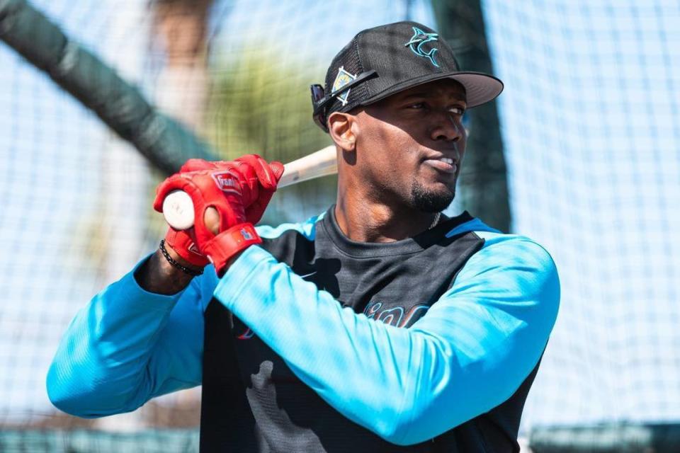 El jardinero y bateador designado de los Marlins, Jorge Soler, batea durante el entrenamiento de primavera en el Estadio Roger Dean el 22 de marzo de 2022 en Jupiter, Florida.