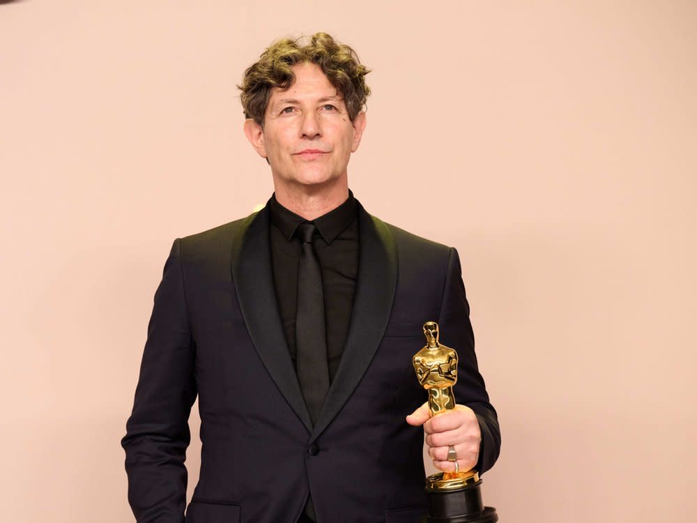 Jonathan Glazer mit seinem Oscar für "The Zone of Interest". (Bild: AMPAS/AdMedia/ImageCollect)