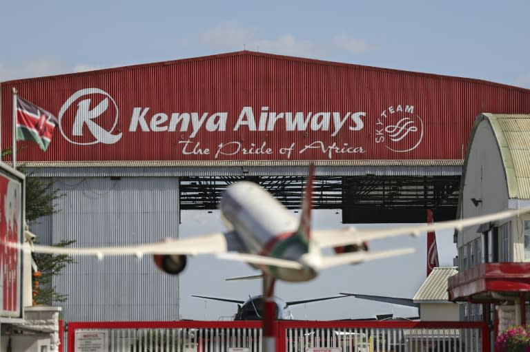 La maquette d'un appareil aux couleurs de Kenya Airways, devant le siège de la compagnie, à Nairobi le 6 février 2024 (Tony KARUMBA)